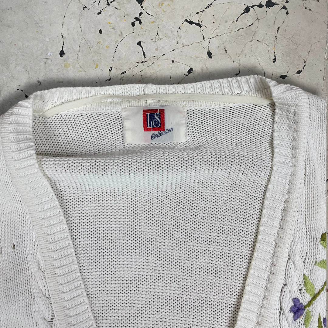 Vintage White Cardigan with Floral Embroidery - Image 4