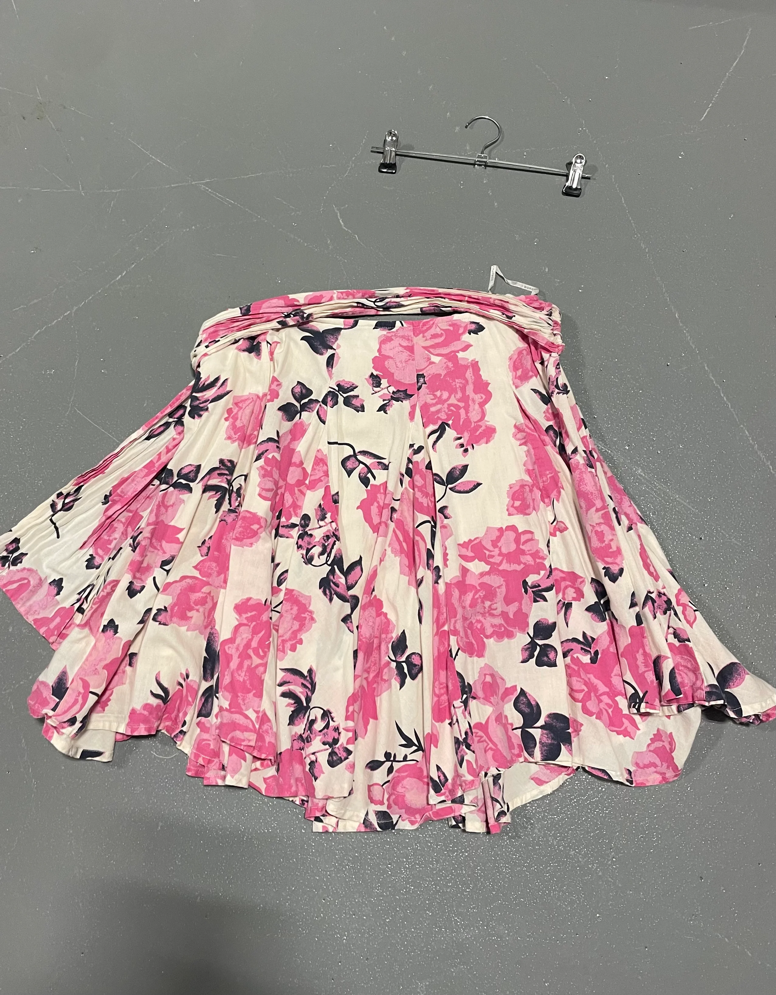 Vintage y2k Pink and White Floral Asymmetrical Mini Skirt - Image 4